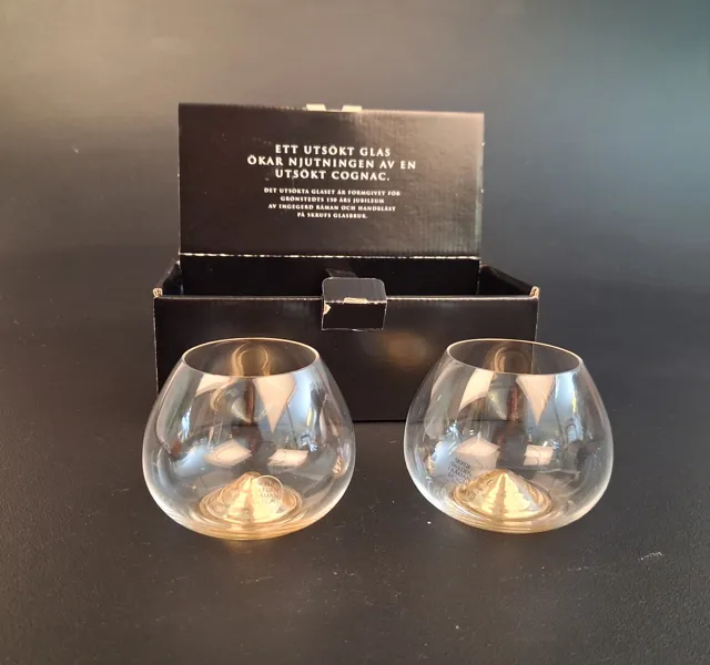 INGEGERD RÅMAN. 2 Cognacskupor, "Guld", Skruf glasbruk, Originalkartong.