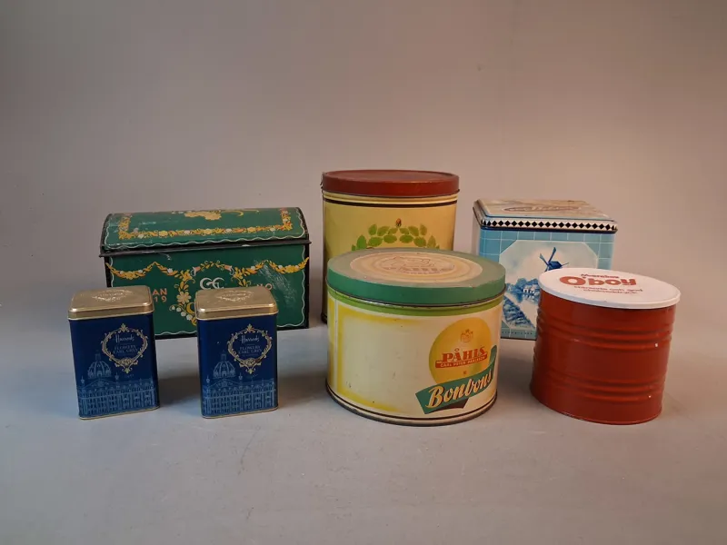 Diverse plåtburkar. Bl.a Påhls Coralli m.m.