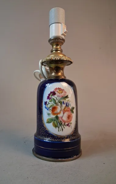 Bordslampa. Porslin &mässing, 1900-talet, troligtvis Frankrike.