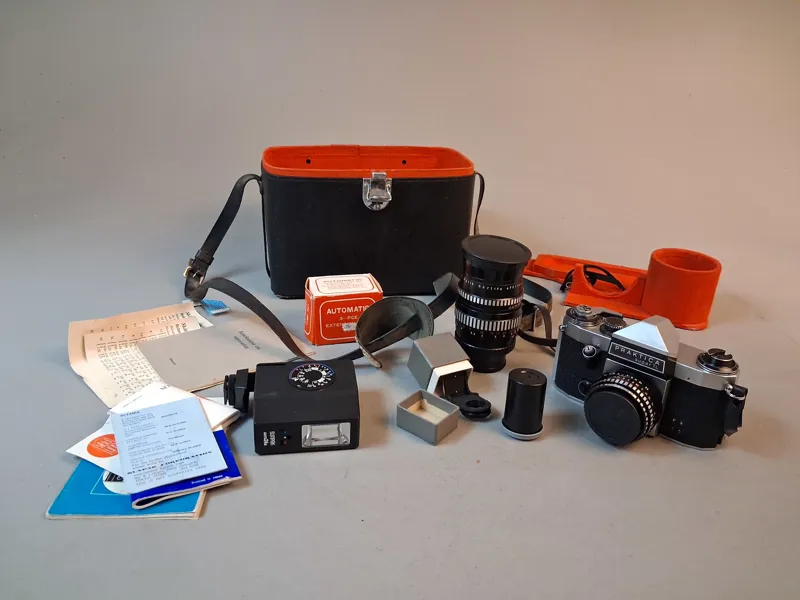 Kamera. Prakica, Super TL, & Objektiv Orestor 2,8/135.