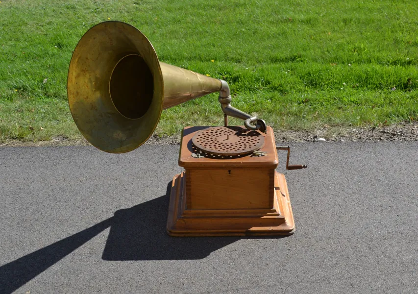 Trattgrammofon. Tidigt 1900-tal, Ek & mässing.
