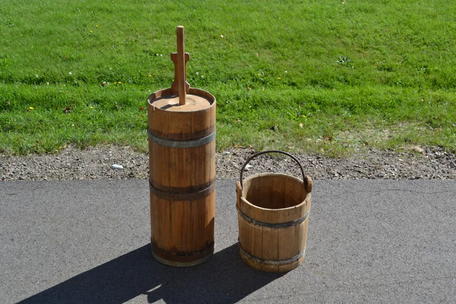 Smörkärna & hink. Trä, allmoge, 1800/1900-talet.