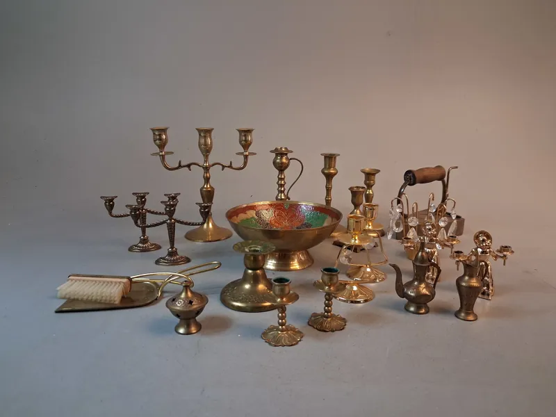 Diverse. Bl.a malm & mässing.