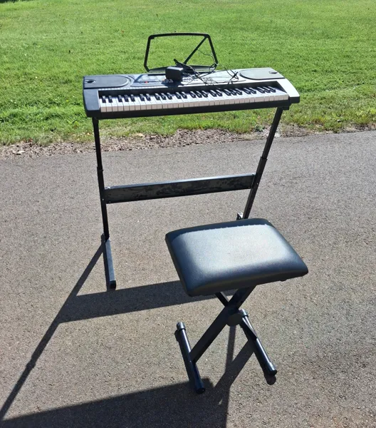Keyboard med pall.