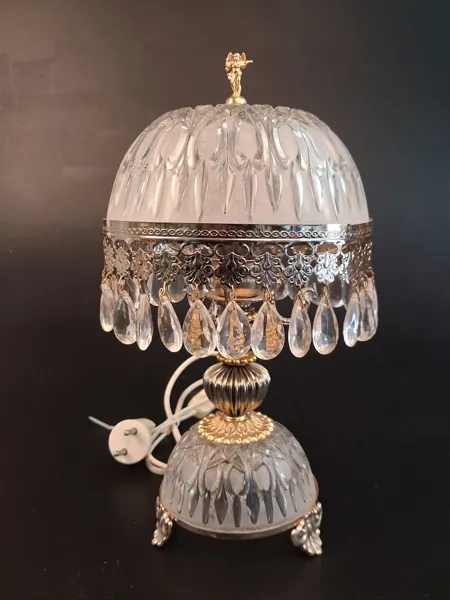 Bordslampa, glas, metal, prismor. 1900-tal.