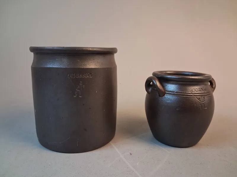 2 Krus, Höganäs Keramik. 3 Liter, 1 Liter.