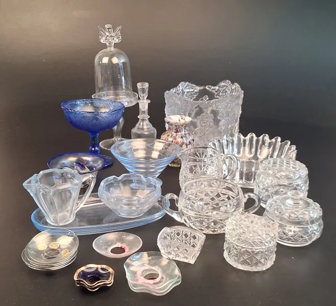 Diverse glasföremål.