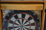 Dartset i skåp. Oanvänt.