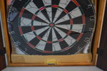 Dartset i skåp. Oanvänt.