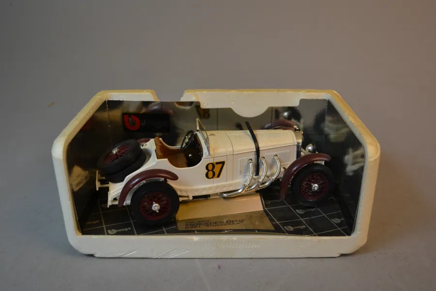 Modellbil. Mercedes Bens SSKL "Caracciola", skala 1:18, Burago.