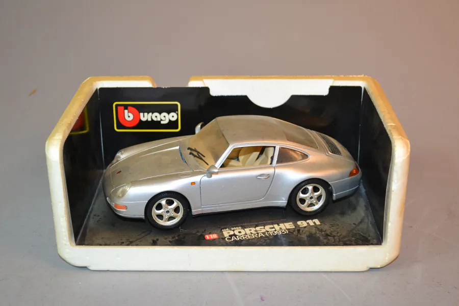 Modellbil. Porsche 911, "Carrera (1993)", skala 1:18, Burago.