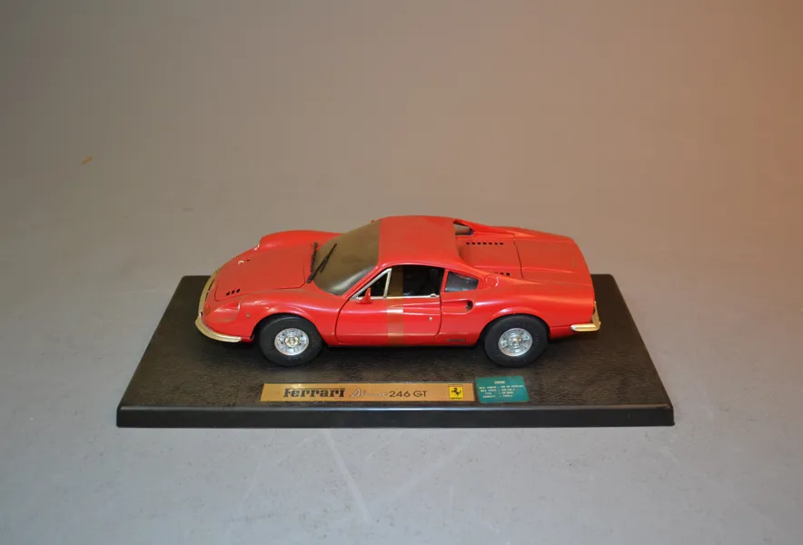 Modellbil. Ferrari, "Dino 246 GT", skala 1:18.