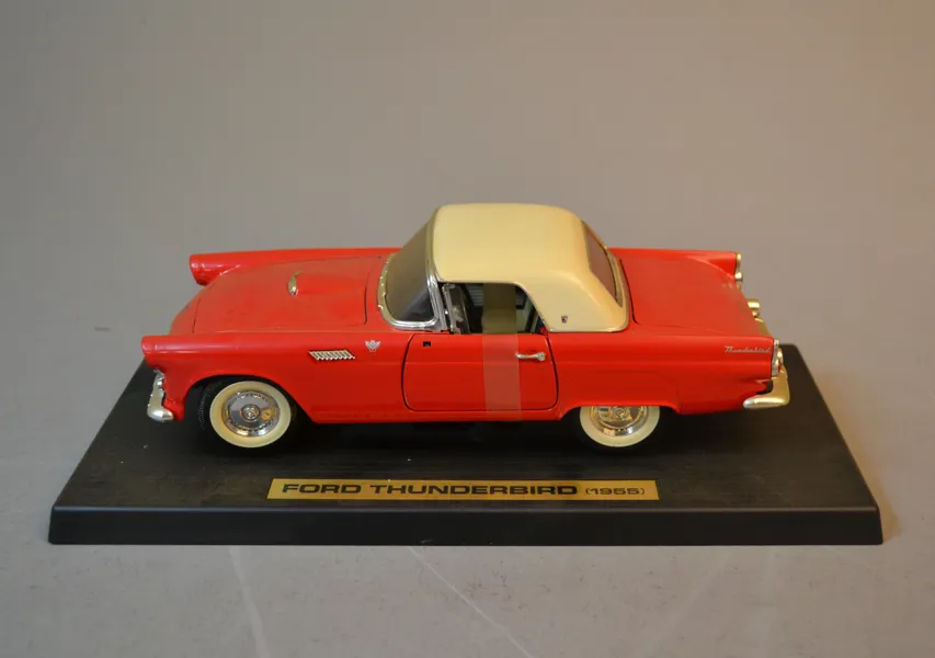 Modellbil. Ford Thunderbird (1955), skala 1:18.