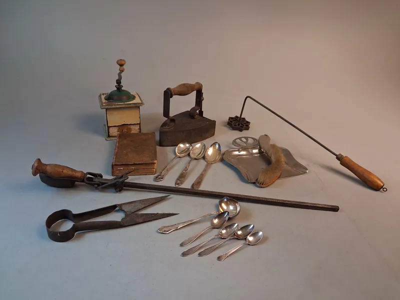Diverse. Bl.a struvjärn, strykjärn, kaffekvarn m.m.