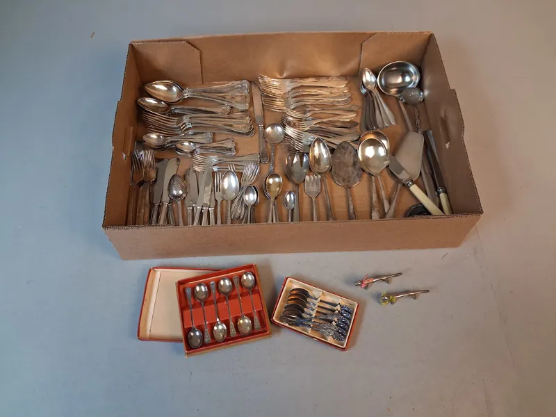 Diverse bestick. Bl.a nysilver.