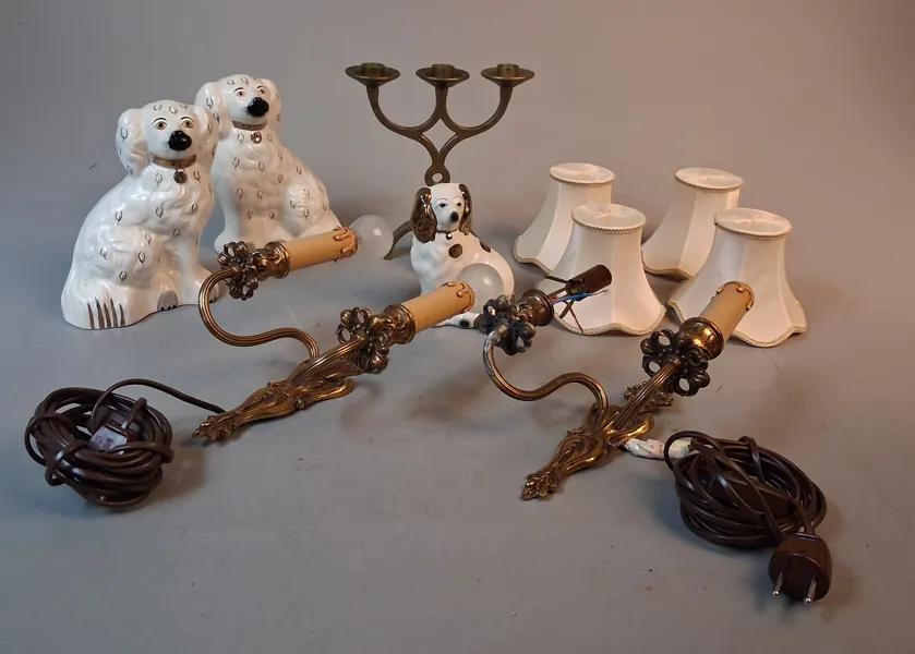Diverse. Malm, mässing & Beswick hemvändarhundar.