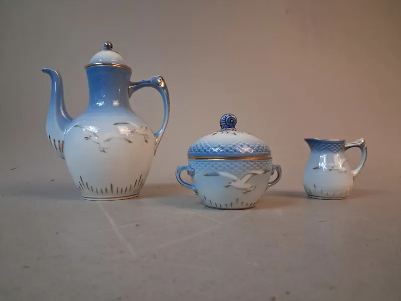 BING & GRÖNDAHL. 3 Delar "Blå måsen", kaffekanna, sockerskål & gräddkanna.