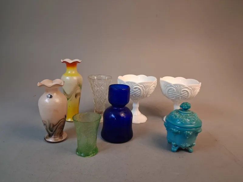 Diverse glasföremål. Bl.a vaser, krukor, skålar.