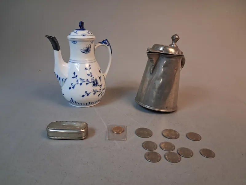 Diverse. Bl.a mynt, lagad kaffekanna Bing & Gröndahl.