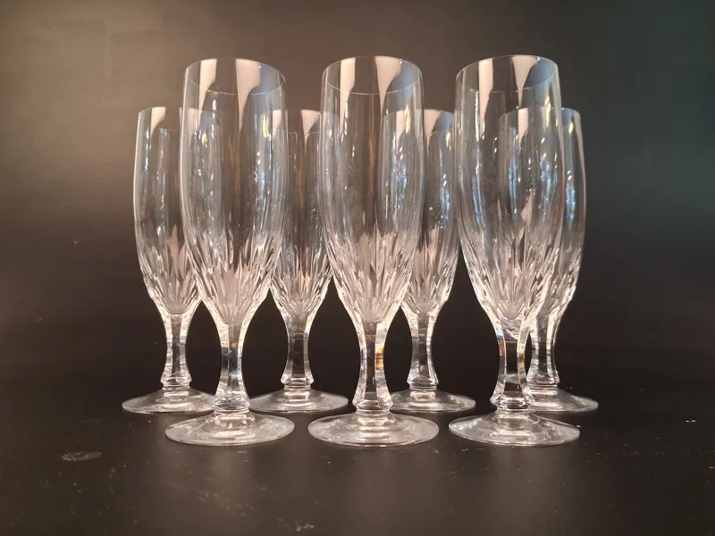 VICKE LINDSTRAND. 7 Champagneglas, "Fontän" Kosta Boda.