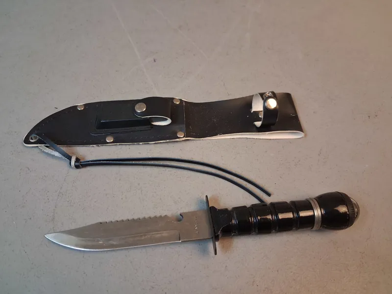 Kniv med kompass & slipsten i balja.