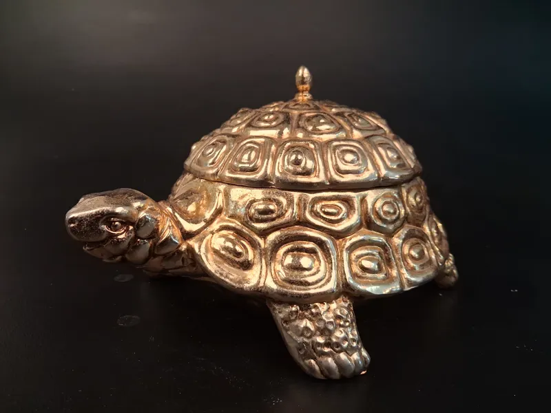 Sköldpadda med gömma. Mauro Manetti Fonderia d`Art Firenze, Italien. Gjuten metall, förgyllt.