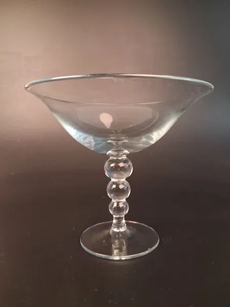 Stor skål på fot. Glas.