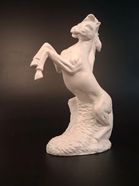 Stor figurin, stegrande häst. Porslin.