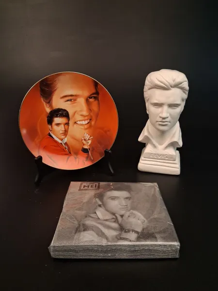 Skulptur. Elvis, gips, samlartallrik Elvis Presley & en paket servetter.
