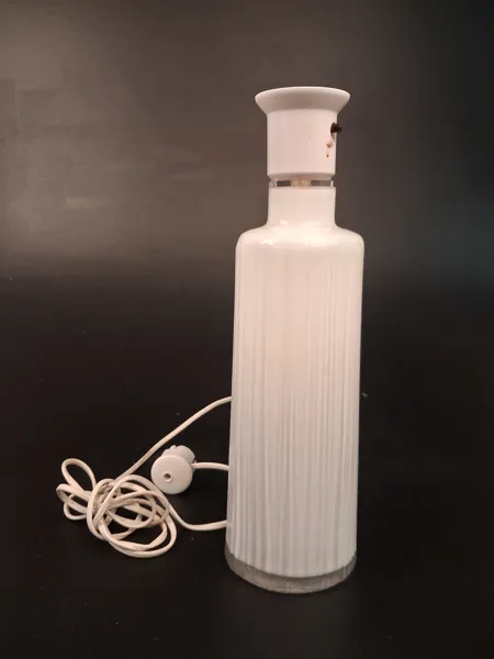 Bordslampa, glas. Renoveringsbehov. Räfflad dekor.