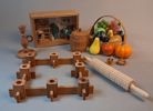 Diverse träföremål, Miniatyr rum & plastfrukter.