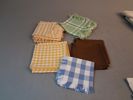 Diverse textil. Mestadels dukar, även virkat.