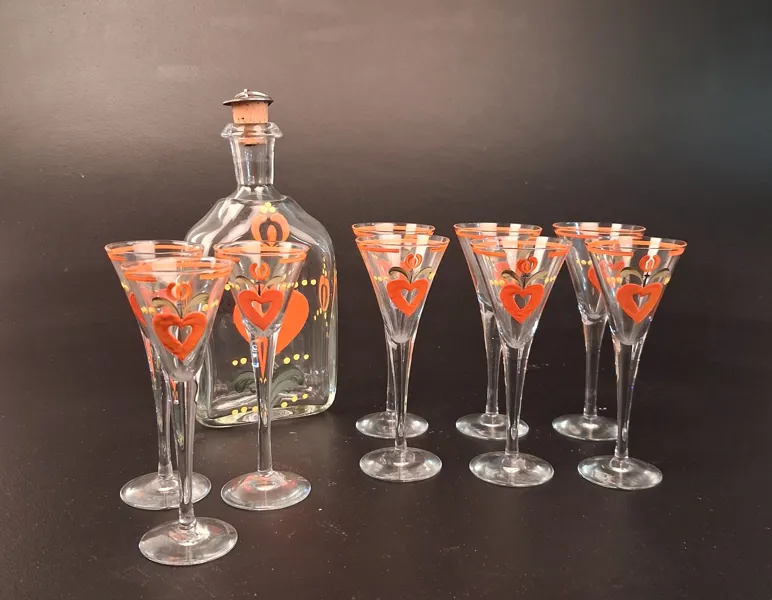 Julservis. 10 delar. glas, Snappsglas & brännvins flaska. Handmålad dekor. Johansfors.