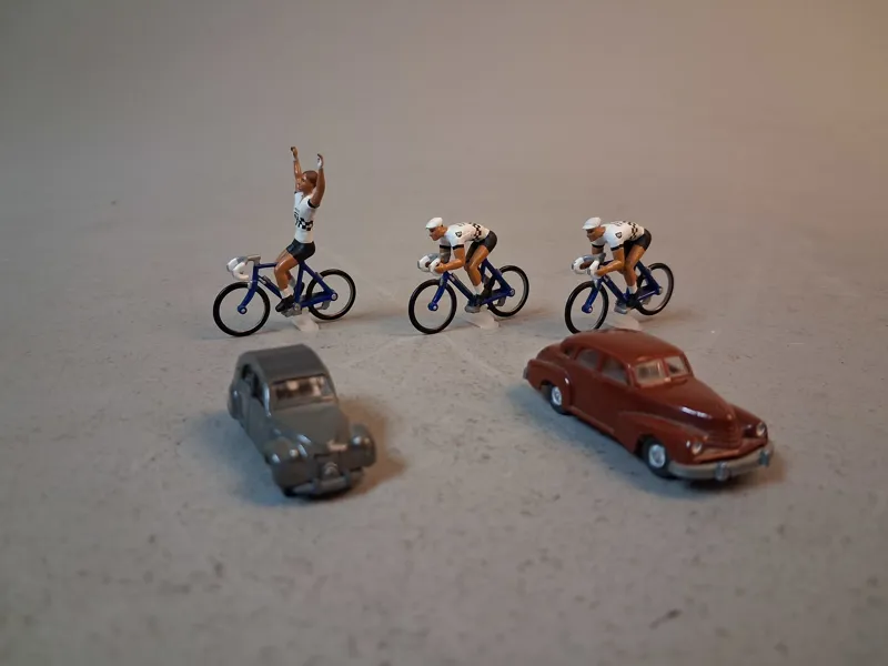 3 Miniatyrcyklister "Tour de France" & 2 småbilar Wiking & Norev.