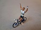3 Miniatyrcyklister "Tour de France" & 2 småbilar Wiking & Norev.