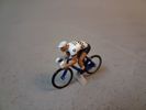 3 Miniatyrcyklister "Tour de France" & 2 småbilar Wiking & Norev.