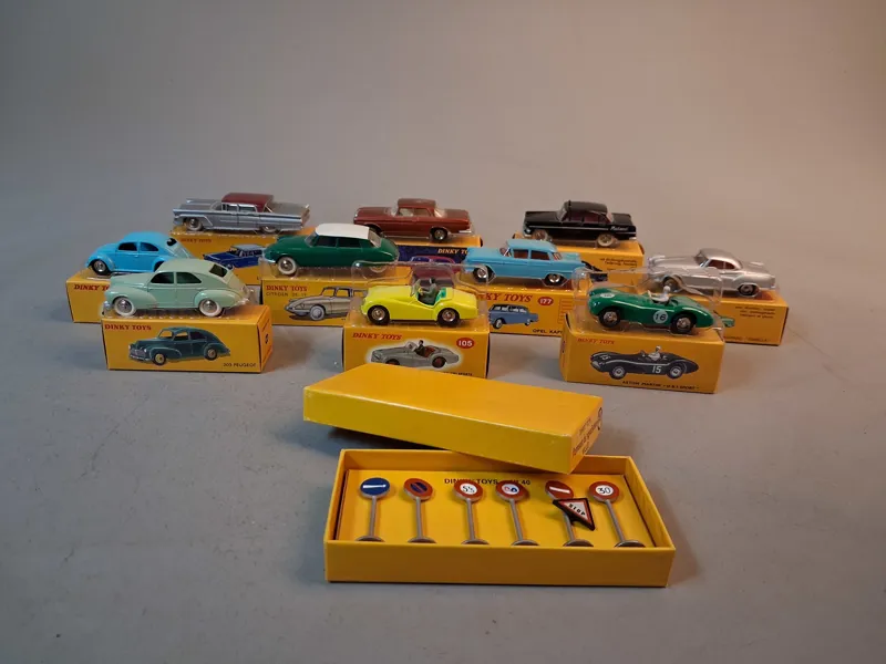 10 Samlarbilar & trafikmärken. Dinky Toys/Editions Atlas, originallådor.
