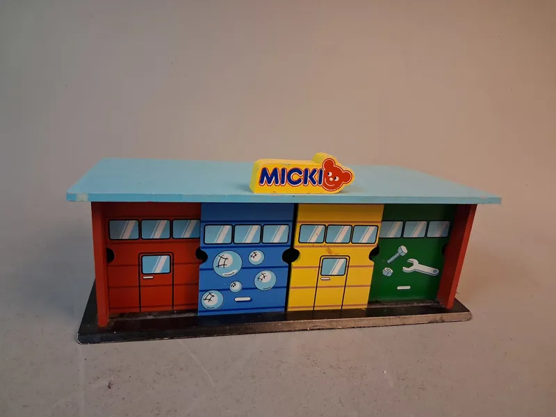 Micki. Garage.