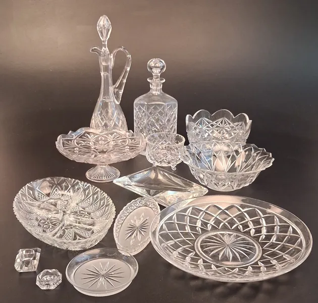 Diverse glas föremål.