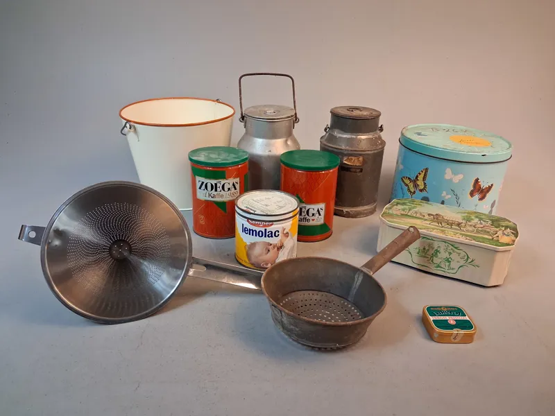 Diverse. Bl.a plåtburkar, mjölkkannor m.m.