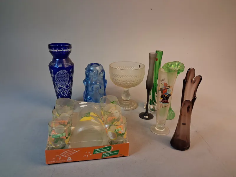 Diverse glasföremål. Bl.a vaser, Lindshammar, seda.