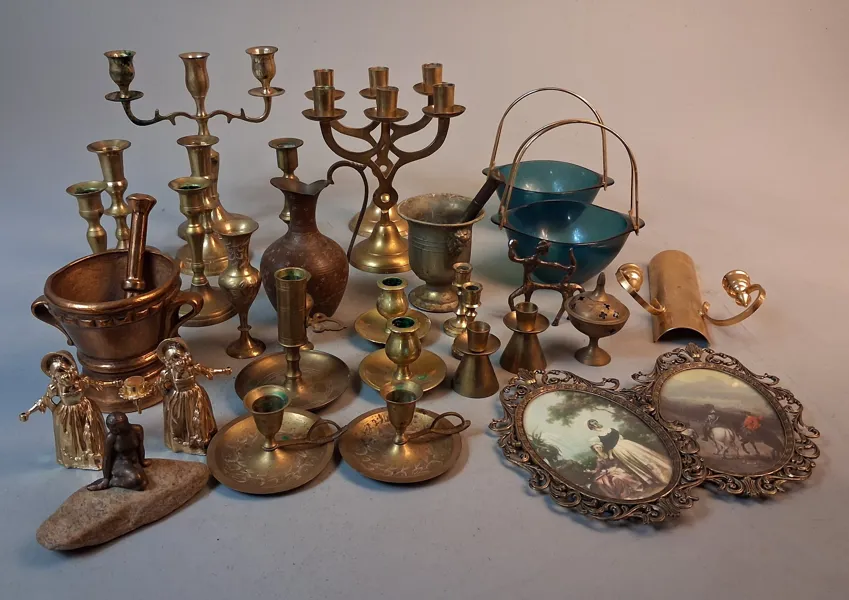 Diverse. Bl.a malm, mässing m.m.