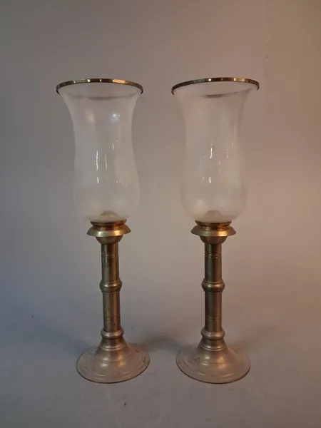 2 Ljuslyktor, stormlykta. Mässing & glas.