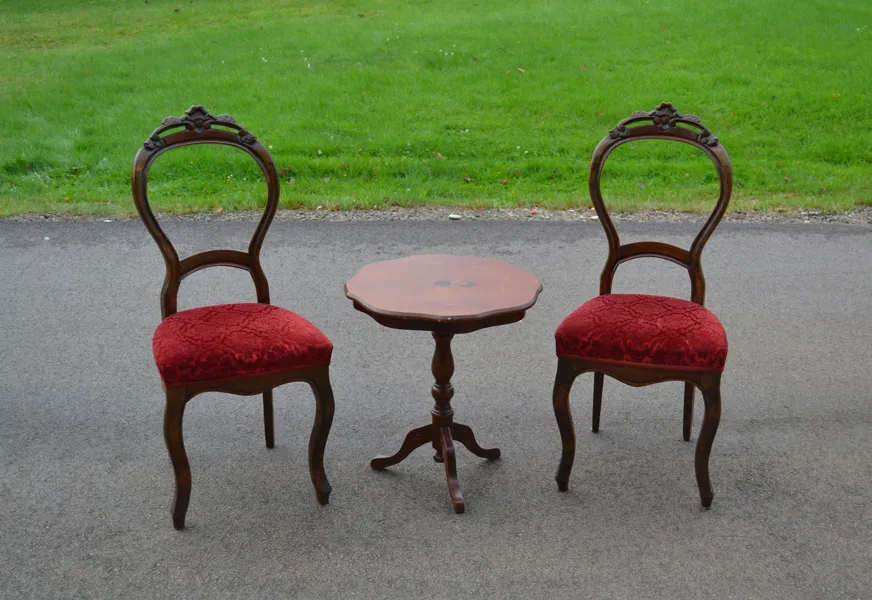 2 Stolar Rokoko-stil & pelarbord med intarsia.