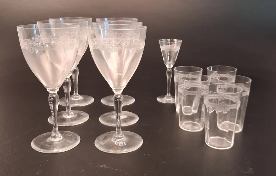12 delar. Kosta. 6 Vinglas, 1 snapsglas & 5 mindre glas.