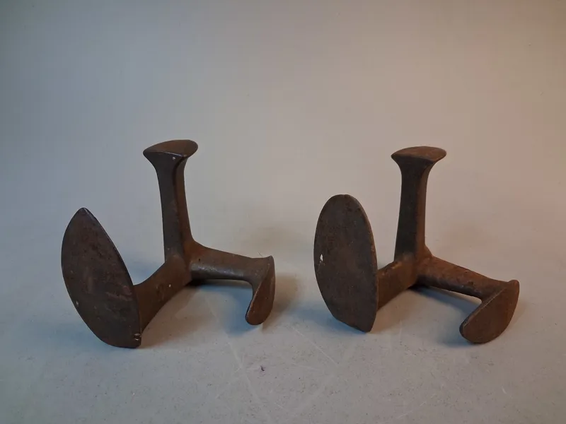 2 Skomakarläst i gjutjärn.