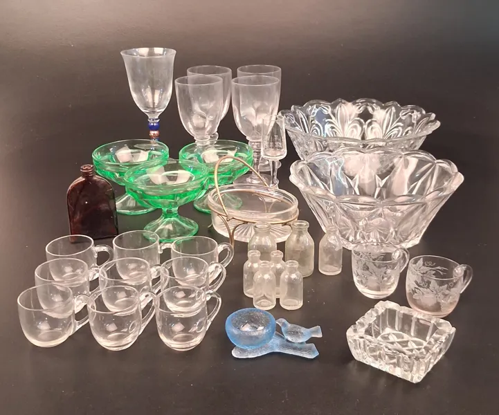 Diverse glasföremål. Bl.a små miniatyrflaskor m.m.