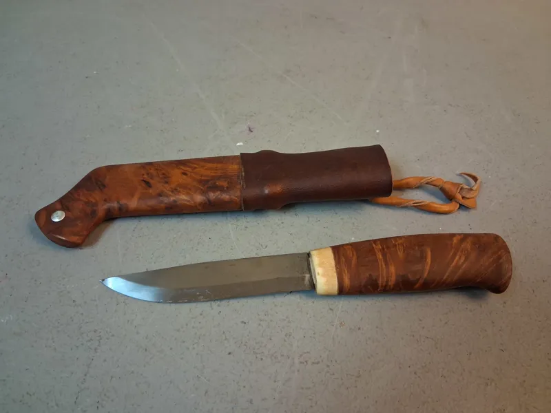 Kniv. Masurbjörk.