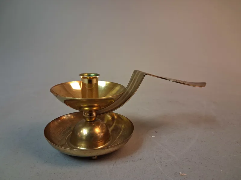 SÖLVE CARLSSON. Nattljusstake, mässing, daterad 1989.