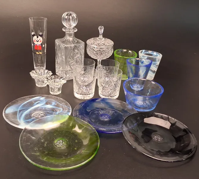 Diverse glas. Bl.a Ulrica Hydman-Vallien. Lasse Åberg m.m.